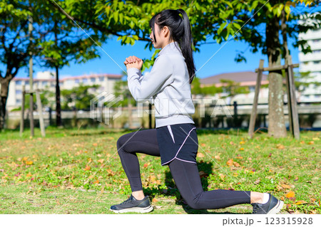 緑地で下半身を鍛える若い女性　ランジ　スクワット　自分磨き　ダイエット　 123315928