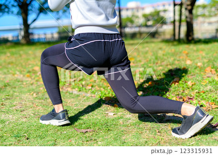 緑地で下半身を鍛える若い女性　ランジ　スプリットスクワット　自分磨き　ダイエット　 123315931