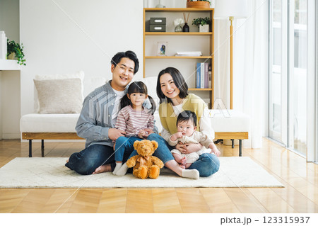 幸せな4人家族のポートレート 123315937