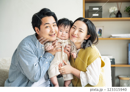 赤ちゃんを抱っこする家族のポートレート 123315940