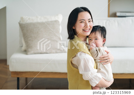 0歳児の赤ちゃんを抱っこする女性のポートレート 123315969