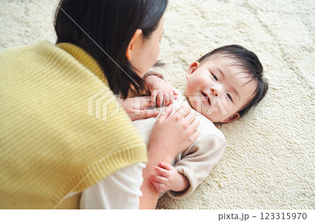 ママにあやされる0歳児の赤ちゃん ママにあやされる0歳児の赤ちゃん 123315970