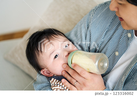 哺乳瓶でミルクを飲む0歳児の赤ちゃん 123316002