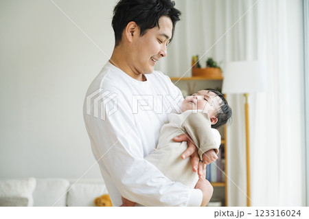 0歳児の赤ちゃんを抱っこするパパ 123316024