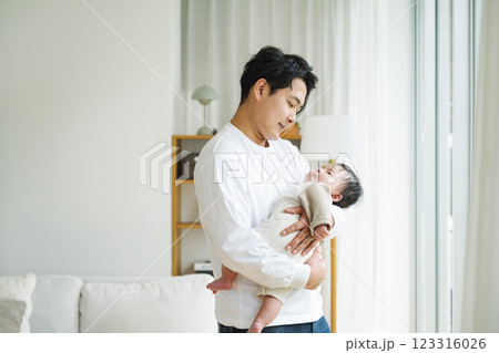 0歳児の赤ちゃんを抱っこするパパ 0歳児の赤ちゃんを抱っこするパパ 123316026