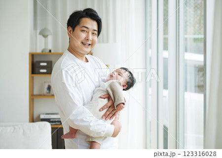 0歳児の赤ちゃんを抱っこするパパ 0歳児の赤ちゃんを抱っこするパパ 123316028
