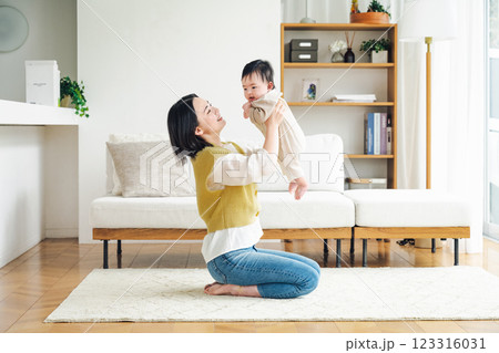 0歳児の赤ちゃんをあやすママ 123316031