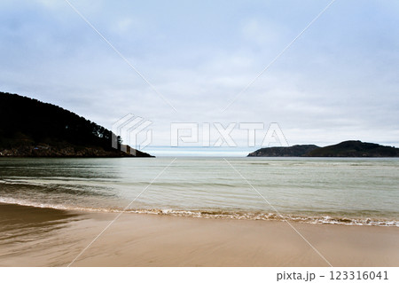 Sunset views of a quiet beach in Galicia 123316041