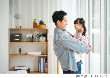 パパと娘のポートレート パパと娘のポートレート 123316043