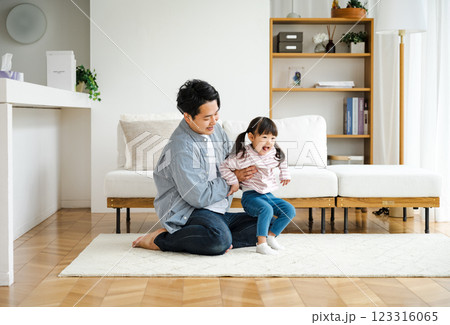 お家のリビングで娘と遊ぶパパ 123316065