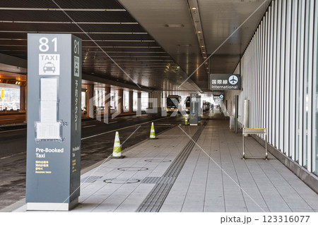 新千歳空港　国際線　タクシー降車場 123316077