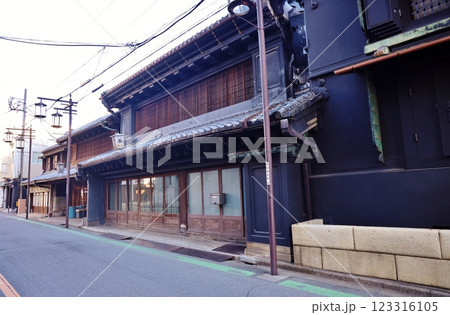 川越の伝統的蔵造りの家屋 123316105