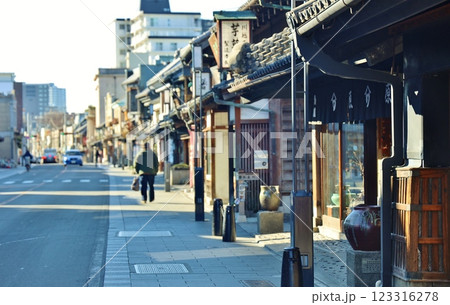 朝の川越蔵の街 123316278