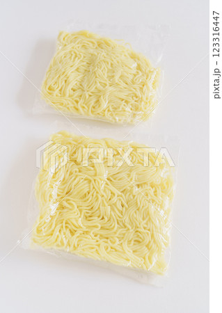 個包装の焼きそば麺　イメージ 123316447