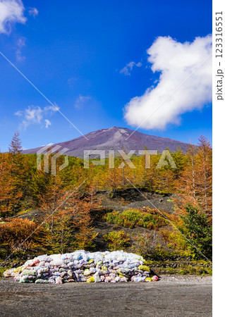 富士山と紅葉の絶景に影を落とすごみ問題 富士山と紅葉の絶景に影を落とすごみ問題 123316551