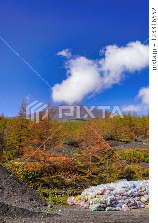 富士山と紅葉の絶景に影を落とすごみ問題 富士山と紅葉の絶景に影を落とすごみ問題 123316552