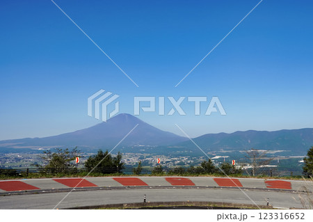 ワインディングロードから望む富士山：ドライブ絶景 123316652
