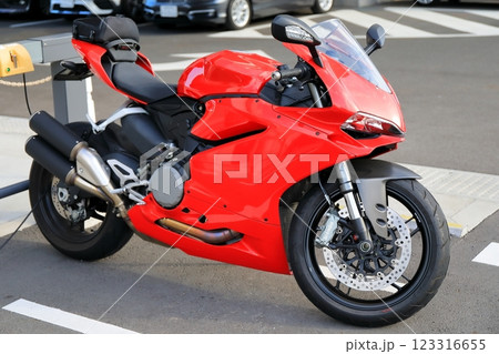 赤いオートバイ 123316655