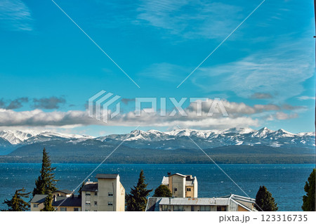 Buildings on the shore, against the backdrop of the lake and mountains 123316735