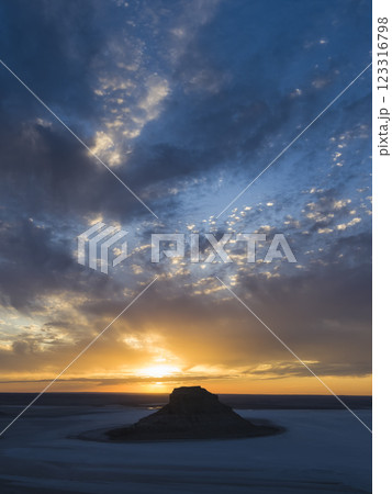 カザフスタン・マンギスタウ州 カリンジャリクの夕景 / Karynzharyk Depression 123316798