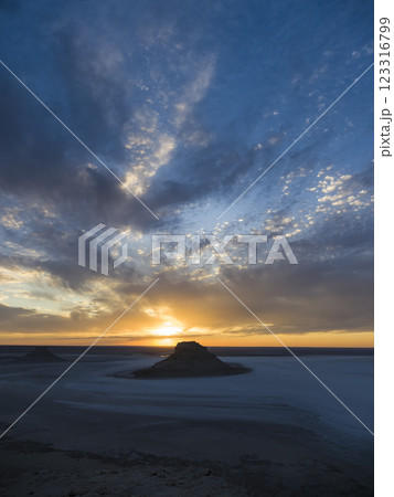カザフスタン・マンギスタウ州 カリンジャリクの夕景 / Karynzharyk Depression 123316799