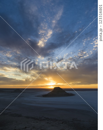 カザフスタン・マンギスタウ州 カリンジャリクの夕景 / Karynzharyk Depression 123316801