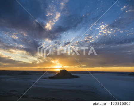 カザフスタン・マンギスタウ州 カリンジャリクの夕景 / Karynzharyk Depression カザフスタン・マンギスタウ州 カリンジャリクの夕景 / Karynzharyk Depression 123316803
