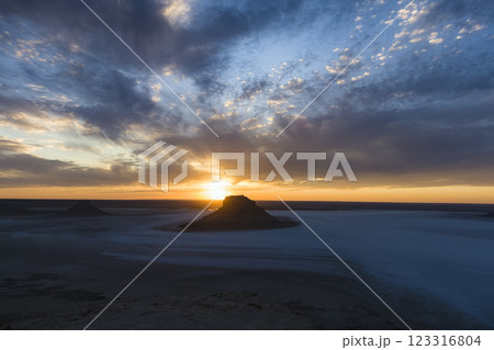 カザフスタン・マンギスタウ州 カリンジャリクの夕景 / Karynzharyk Depression 123316804