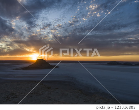 カザフスタン・マンギスタウ州 カリンジャリクの夕景 / Karynzharyk Depression 123316805