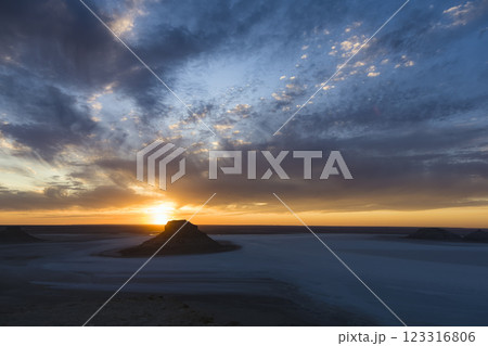 カザフスタン・マンギスタウ州 カリンジャリクの夕景 / Karynzharyk Depression 123316806