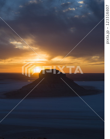 カザフスタン・マンギスタウ州 カリンジャリクの夕景 / Karynzharyk Depression 123316807