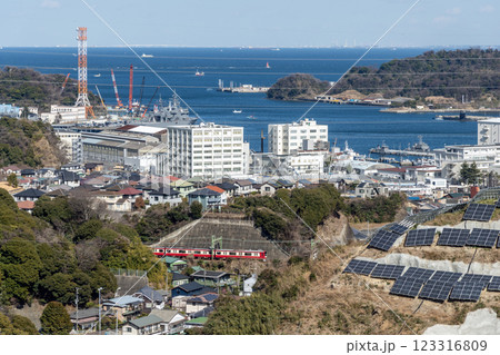 横須賀市長浦港付近の海と京浜急行電鉄【冬】 123316809