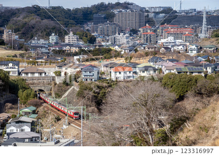 横須賀市船越と港が丘の住宅地【冬】京急電鉄 123316997