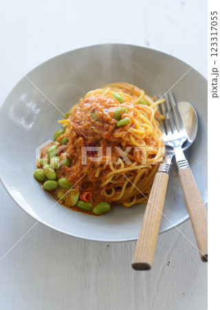 ツナと枝豆のトマトソースパスタ 123317055