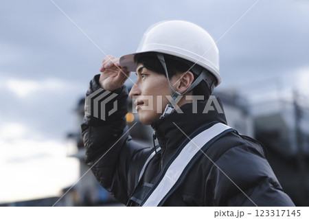 現場で働く現場監督 123317145