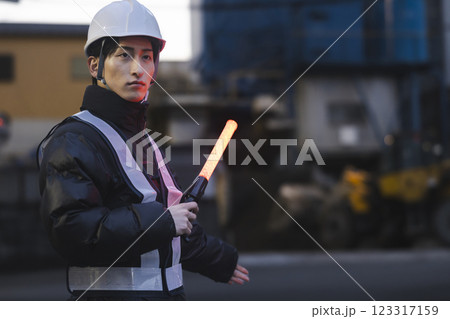 交通誘導をする作業員 123317159