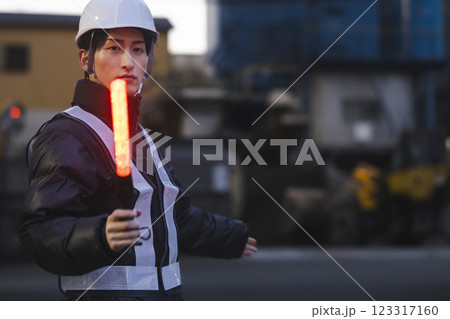 交通誘導をする作業員 123317160