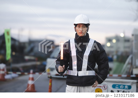 交通誘導をする若い男性 123317186