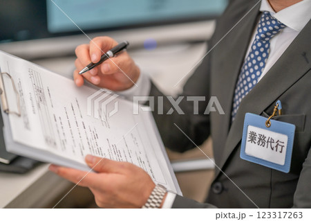 業務代行スタッフが資料を書き込む 業務代行スタッフが資料を書き込む 123317263