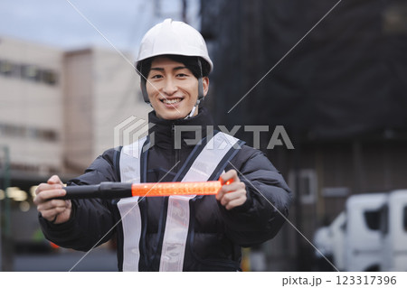 交通誘導をする若い男性 123317396