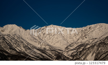 快晴の空と冠雪の北アルプス　長野県白馬村 123317479