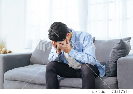 部屋で落ち込む男性 123317519