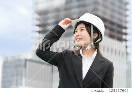 スーツにヘルメットを工事現場に立つ若い女性 施工管理者 現場監督 土木女子(ドボジョ) スーツにヘルメットを工事現場に立つ若い女性 施工管理者 現場監督 土木女子(ドボジョ) 123317602