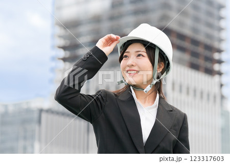 スーツにヘルメットを工事現場に立つ若い女性 施工管理者 現場監督 土木女子(ドボジョ) スーツにヘルメットを工事現場に立つ若い女性 施工管理者 現場監督 土木女子(ドボジョ) 123317603