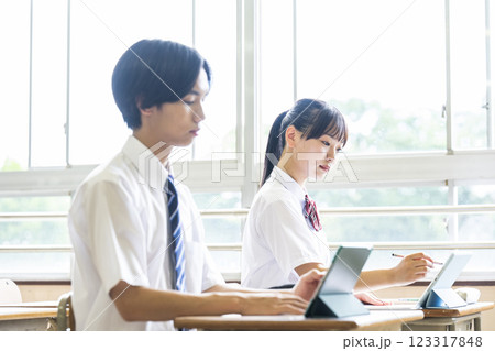 タブレットで勉強をする高校生 タブレットで勉強をする高校生 123317848