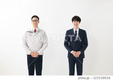作業着を着た男性とビジネスマン 作業着を着た男性とビジネスマン 123318018