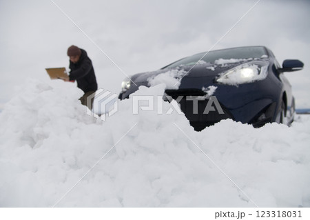 雪道でスタックした車 123318031