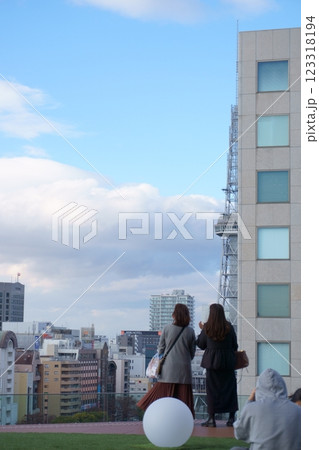 中日ビルの屋上広場から景色を見る女性 123318194