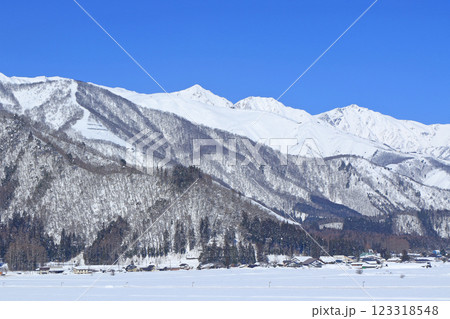 山麓から望む冬の白馬連峰 山麓から望む冬の白馬連峰 123318548