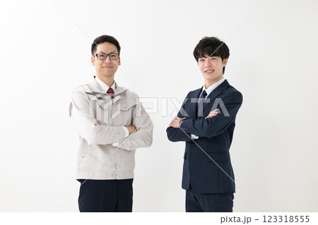 作業着を着た男性とビジネスマン 作業着を着た男性とビジネスマン 123318555